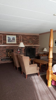 Suite, 1 Queen Bed, Non Smoking, Jetted Tub (Main Level)