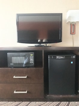 Suite, 1 King Bed with Sofa bed, Accessible, Bathtub (Mobility & Hearing)