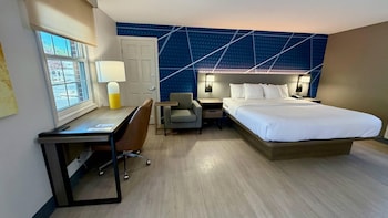 Standard 1 King Bed, Pet Friendly, Exterior Building