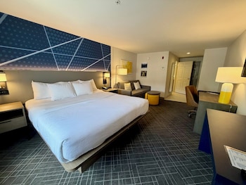 Business Studio Suite, 1 King Bed with Sofa Bed