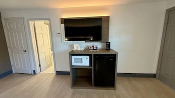 Standard 1 King Bed, Pet Friendly, Exterior Building