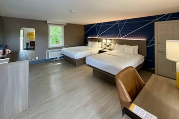 2 Queen Beds, Pet Friendly, Exterior Building
