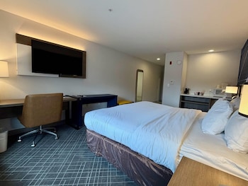 1 Queen Bed, Accessible