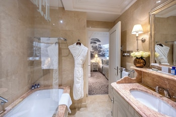 Superior Queen room, city or courtyard view