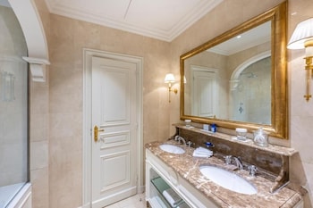 Deluxe room, city or courtyard view