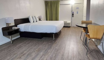 Standard Room, 1 King Bed, Accessible, Non Smoking