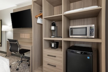 Standard Room, 2 Queen Beds, Non Smoking, Refrigerator & Microwave (Walk-in Shower)