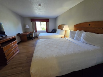 Deluxe Quadruple Room, 2 Queen Beds