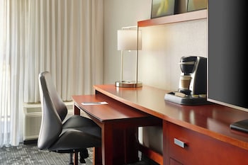 Suite, 1 King Bed with Sofa bed (Mobility/Hearing Accessible, Tub)