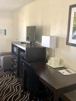 Economy Room, 2 Queen Beds, Smoking