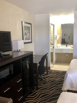 Economy Room, 2 Queen Beds, Smoking