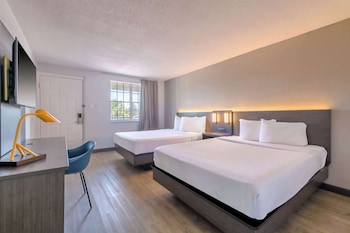 Standard Suite, 2 Queen Beds, Non Smoking