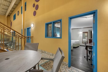 Standard Room, 2 Queen Beds, Refrigerator & Microwave, Poolside (1st Floor)