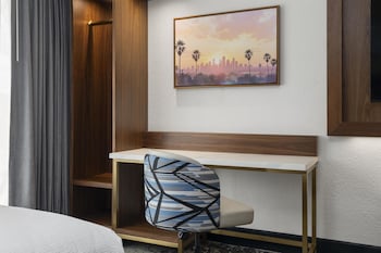 Suite, 1 King Bed, Non Smoking (with Single Sofabed;Larger Room)