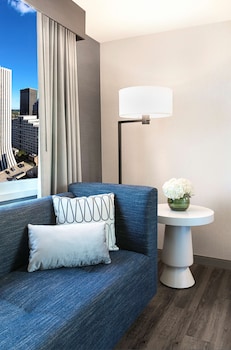 Suite, 1 King Bed (Skyline)