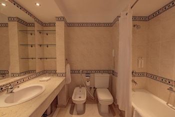 Standard Room, Partial Sea View (Queen or Twin)