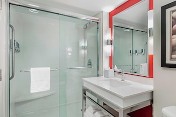 Room, 2 Queen Beds, Roll-in Shower