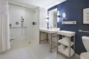 Room, 2 Queen Beds, Roll-in Shower