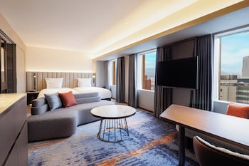 Junior Suite, 2 Twin Beds, Accessible, Club Lounge Access (Worklife)