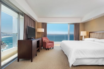 Executive Suite, 1 King Bed, Balcony (Oceanfront)