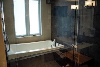 Deluxe Room, 1 King Bed, Jetted Tub