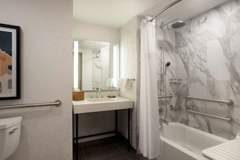 Room, 1 King Bed, Accessible, Bathtub