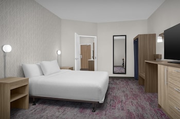 Suite, 1 King Bed, Accessible (Roll-In Shower)