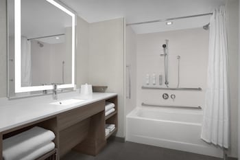 Studio, 1 King Bed, Accessible, Bathtub (Mobility & Hearing)