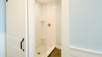 Deluxe Room, 1 King Bed, Balcony, Partial Ocean View