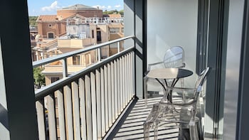 Suite, Balcony