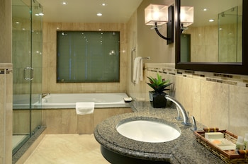 Suite, 1 King Bed, Accessible Bathtub, River View (Jetted Tub)
