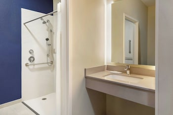 Room, 1 King Bed, Hearing Accessible (Roll-in Shower)
