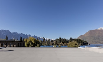 Standard Room, 1 King Bed, Balcony, Mountain View