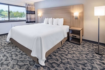 Room, 1 King Bed, Non Smoking, Jetted Tub (Exterior Corridor)