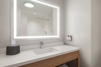 Suite, 1 King Bed, Kitchen