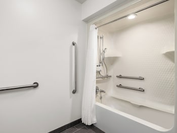 Standard Room, 2 Queen Beds, Accessible Bathtub (Mobility Accessible)