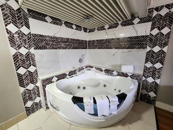 Deluxe Suite, 1 King Bed, Smoking, Hot Tub (and Spa Bath)