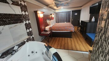 Deluxe Suite, 1 King Bed, Smoking, Hot Tub (and Spa Bath)