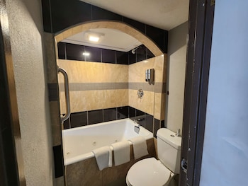 Suite, 1 King Bed, Smoking (Contemporary)