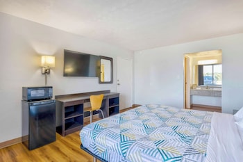 Deluxe Room, 1 King Bed, Non Smoking, Refrigerator & Microwave