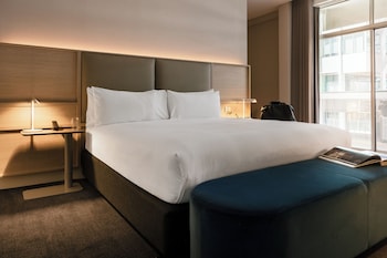King Junior Suite w/ Lounge Access