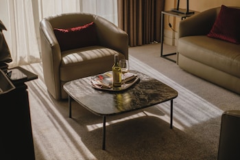 King Junior Suite w/ Lounge Access