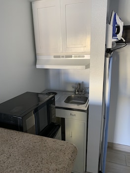 2 Queen Beds Kitchenette