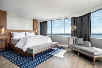Luxury Studio Suite, 1 King Bed, Lake View