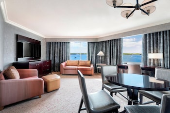 Junior Suite, 1 King Bed with Sofa bed, Lake View