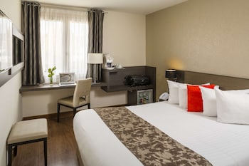 Executive Room, 1 Queen Bed, Non Smoking, Pool View