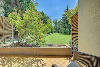 Superior Room, 1 Queen Bed, Non Smoking, Garden View