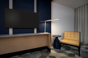 Water View - 2 Bedroom Suite - Club Level