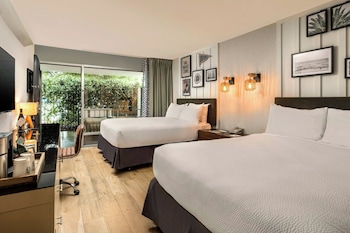 Room, 2 Queen Beds, Non Smoking, Patio