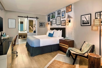 Room, 1 King Bed, Non Smoking, Patio